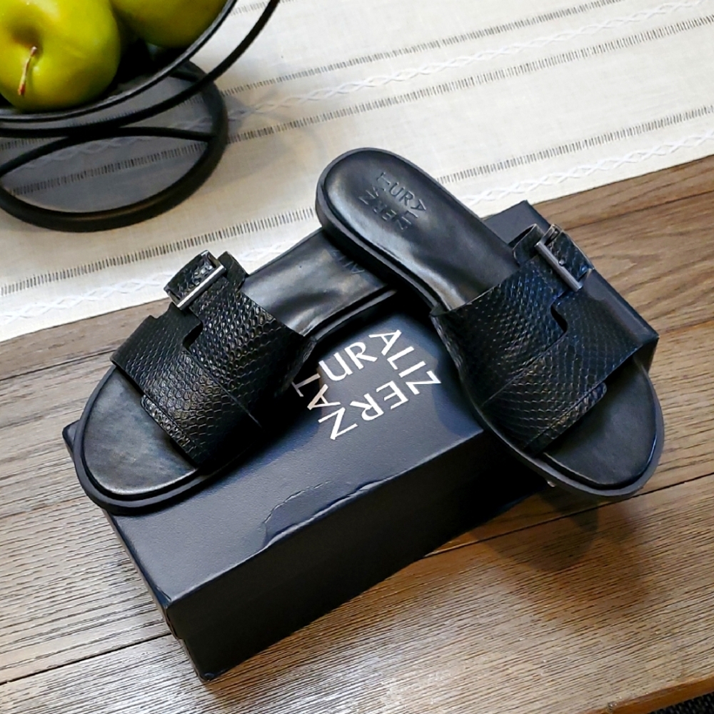 Naturalizer Black Woman's Sandals